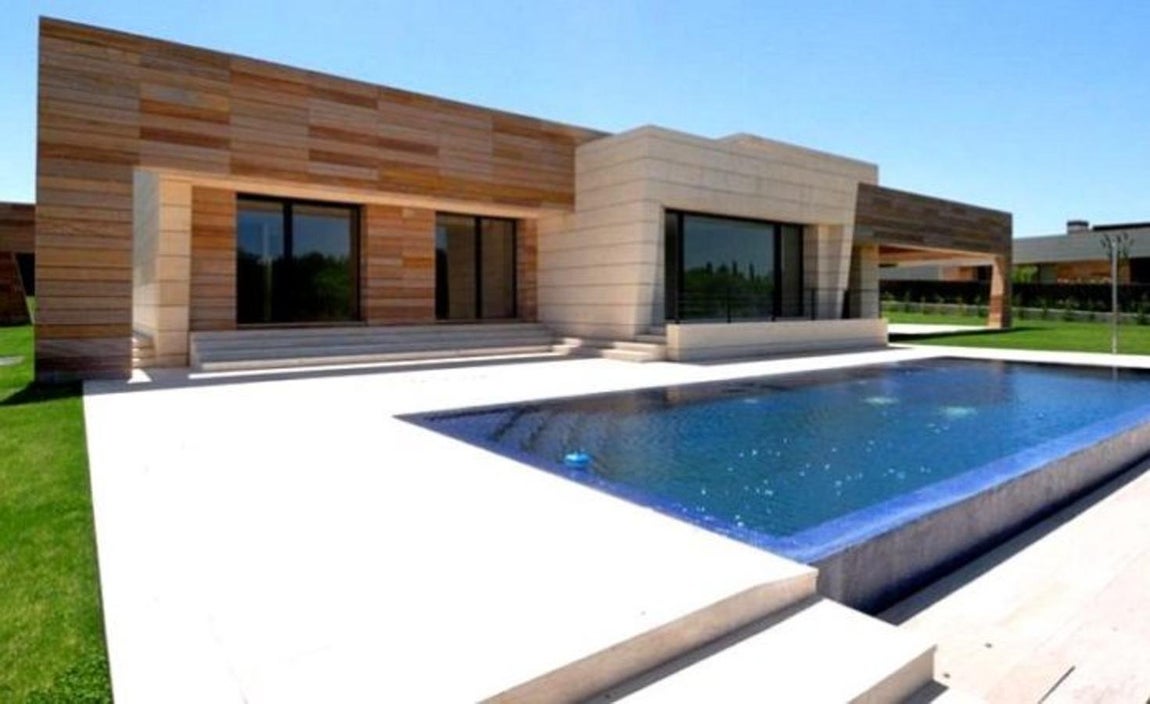 La mansión en Madrid - Los lujos de Georgina Rodríguez en su reality. Durante el inicio de su relación y antes de ser fichado por la Juventus, la modelo se mudó a la mansión que Cristiano posee en una de las urbanizaciones más exclusivas de la capital, la Finca. Una mansión de 950 metros cuadrados en un terreno de casi 4.000 que adquirió en 2010 y en donde todavía se alojan cada vez que pasan por la ciudad.