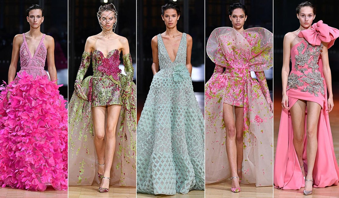 Elie Saab Alta Costura primavera/ verano 2022. Tras dos años sin estar presente, Elie Saab vuelve a la Alta Costura por todo lo alto con una apuesta por el exceso más exacerbado. Lentejuelas, plumas, transparencias, volúmenes y mucho color: rosas, azules y verdes que sin duda traen de pronto el verano. Vestidos de ensueño que devuelven la alegría y las ganas de celebrar