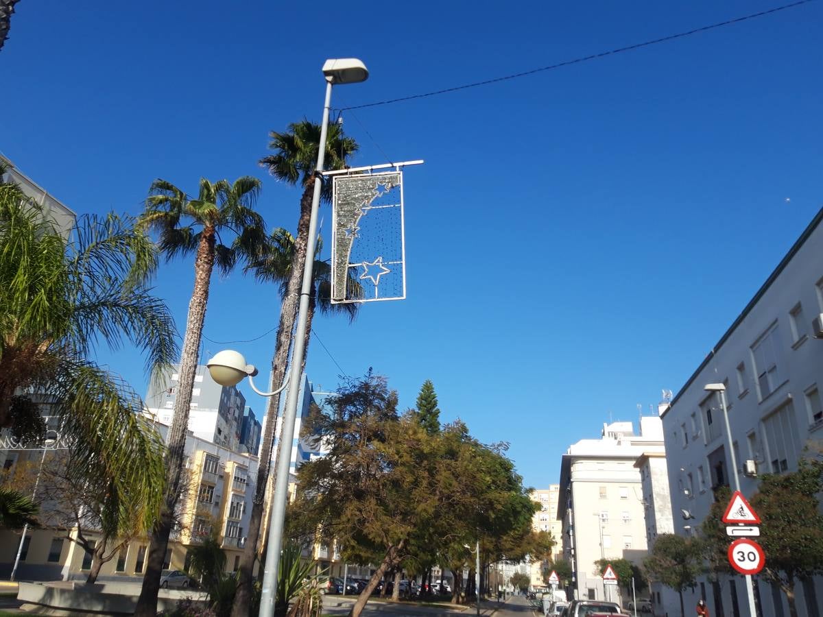 FOTOS: Cádiz sigue con los adornos y luces de navidad colocados en vísperas del mes febrero