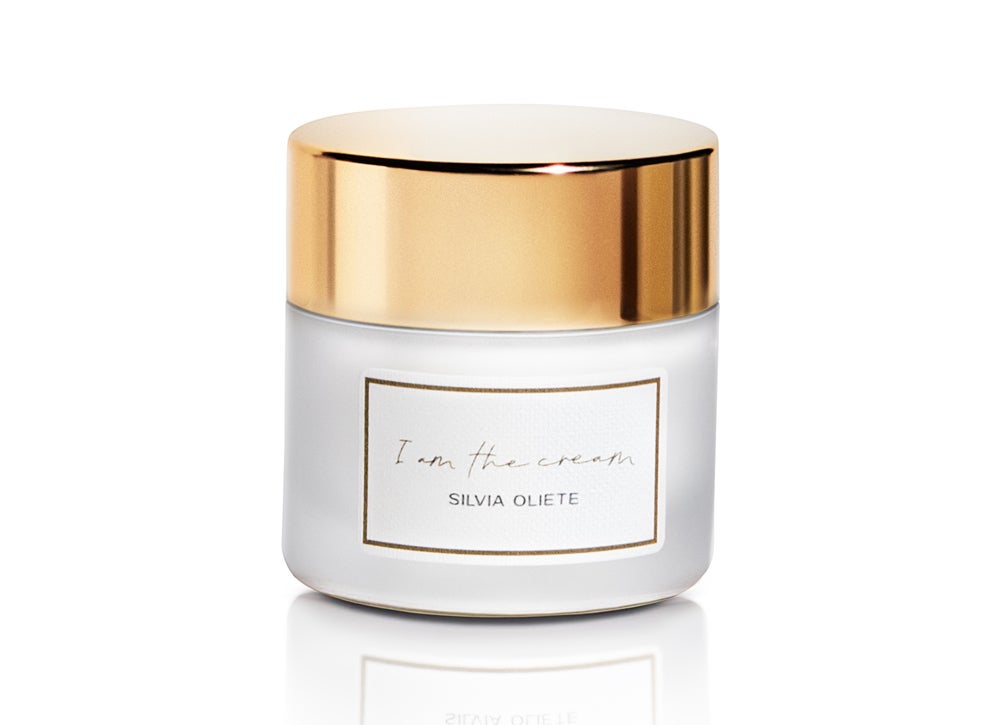 I Am The Cream de SO Silvia Oliete (160 €). Después de 25 años tratando la piel, Silvia Oliete, una de las más reconocidas facialistas de nuestro país y fundadora de los centros Blauceldona, lanza su marca homónima. I Am The Cream es una crema que combate de forma global los signos de la edad y recupera el estado óptimo de una piel sana y bella. Una emulsión, cuya fórmula con ácido hialurónico, niacinamida, hydromanil, miniporyl o argireline, entre otros activos, apoya a nivel interno los mecanismos endógenos de hidratación, reparación y dinamización cutáneos, a la vez que infunde una nutrición inmediata y duradera, sin sensación grasa. La crema se acompaña de una herramienta de Gua Sha de jade blanco natural.