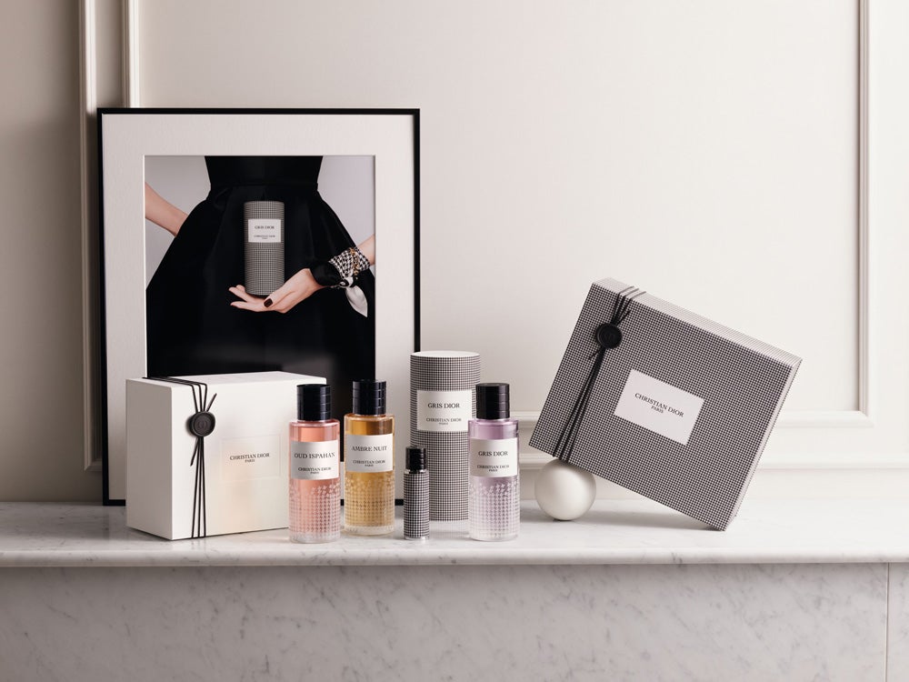 Colección New Look de Dior. Por primera vez La Collection Privée Christian Dior y el maquillaje Dior se adornan con el estampado emblemático de pata de gallo. New Look es una colección de serie limitada, solo disponible de enero a marzo de 2022 en la web de la firma y en los centros de El Corte Inglés de Serrano, Castellana, Diagonal y Marbella. Sin duda, un regalo único para San Valentín. Se puede elegir entre tres de las fragancias más populares de La Collection Privée, Gris Dior, Oud Ispahan o Ambre Nuit, en 125 ml (220 €) y 250 ml (315 €), un vaporizador de viaje recargable (100 €), o el nuevo bálsamo sin color Rouge Dior Velvet Balm, en acabado mate y 4 tonos icónicos de Rouge Dior en versión velvet (50 €).