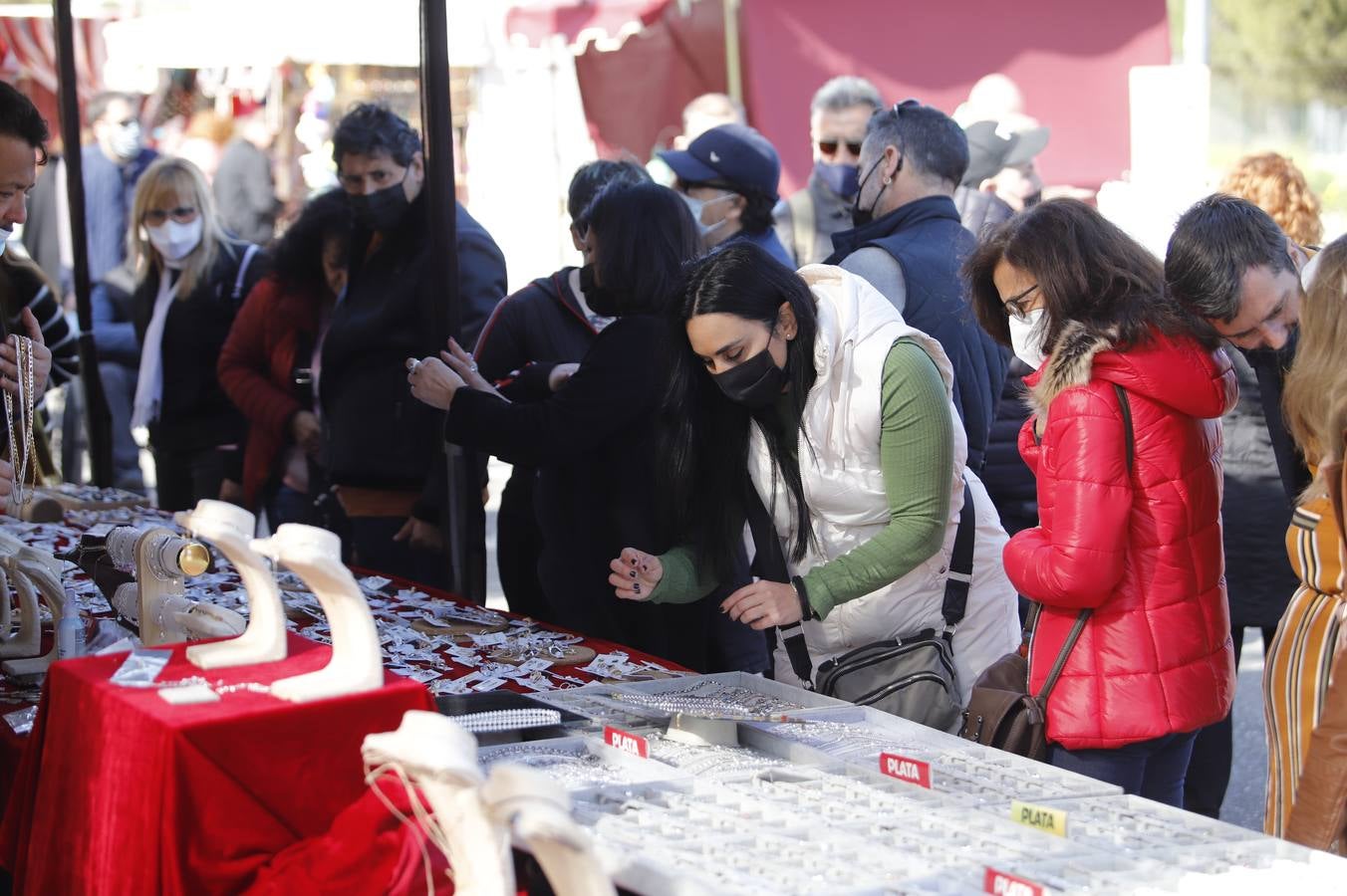 El público llena el Mercado Renacentista de Córdoba, en imágenes