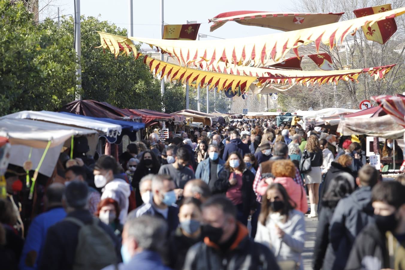 El público llena el Mercado Renacentista de Córdoba, en imágenes