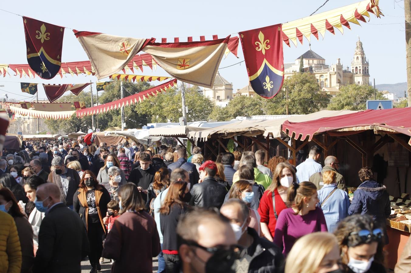 El público llena el Mercado Renacentista de Córdoba, en imágenes