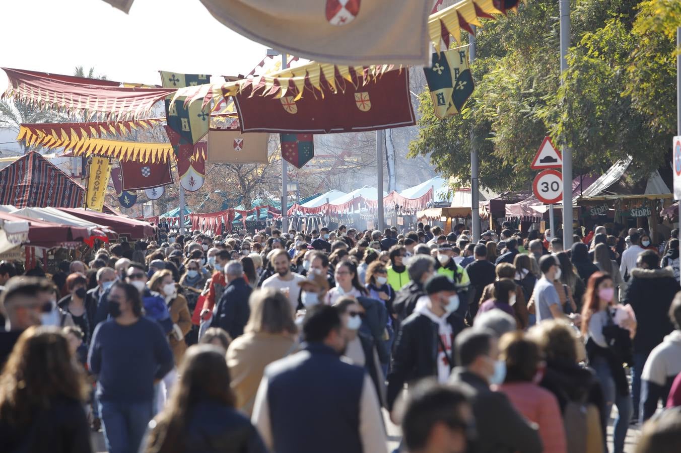 El público llena el Mercado Renacentista de Córdoba, en imágenes