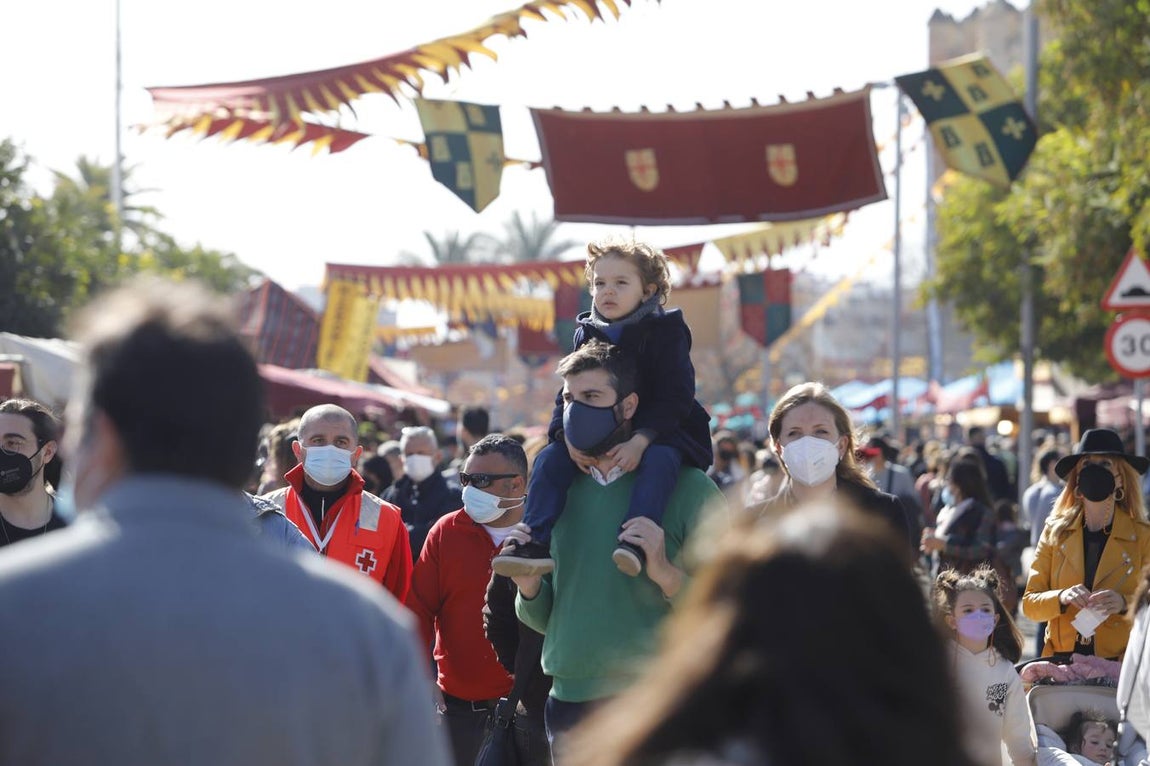 El público llena el Mercado Renacentista de Córdoba, en imágenes
