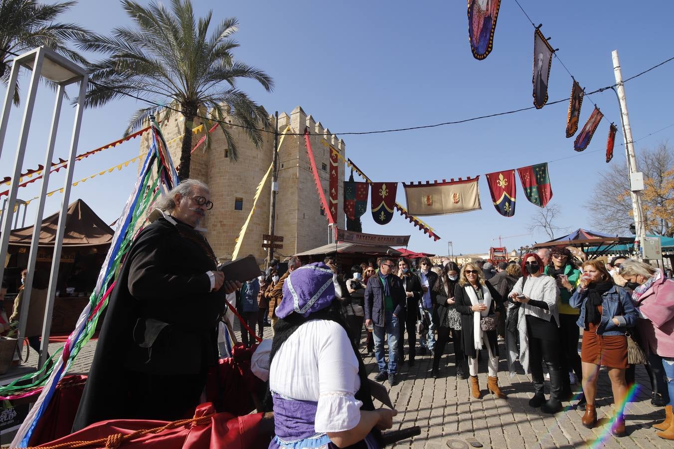 El público llena el Mercado Renacentista de Córdoba, en imágenes