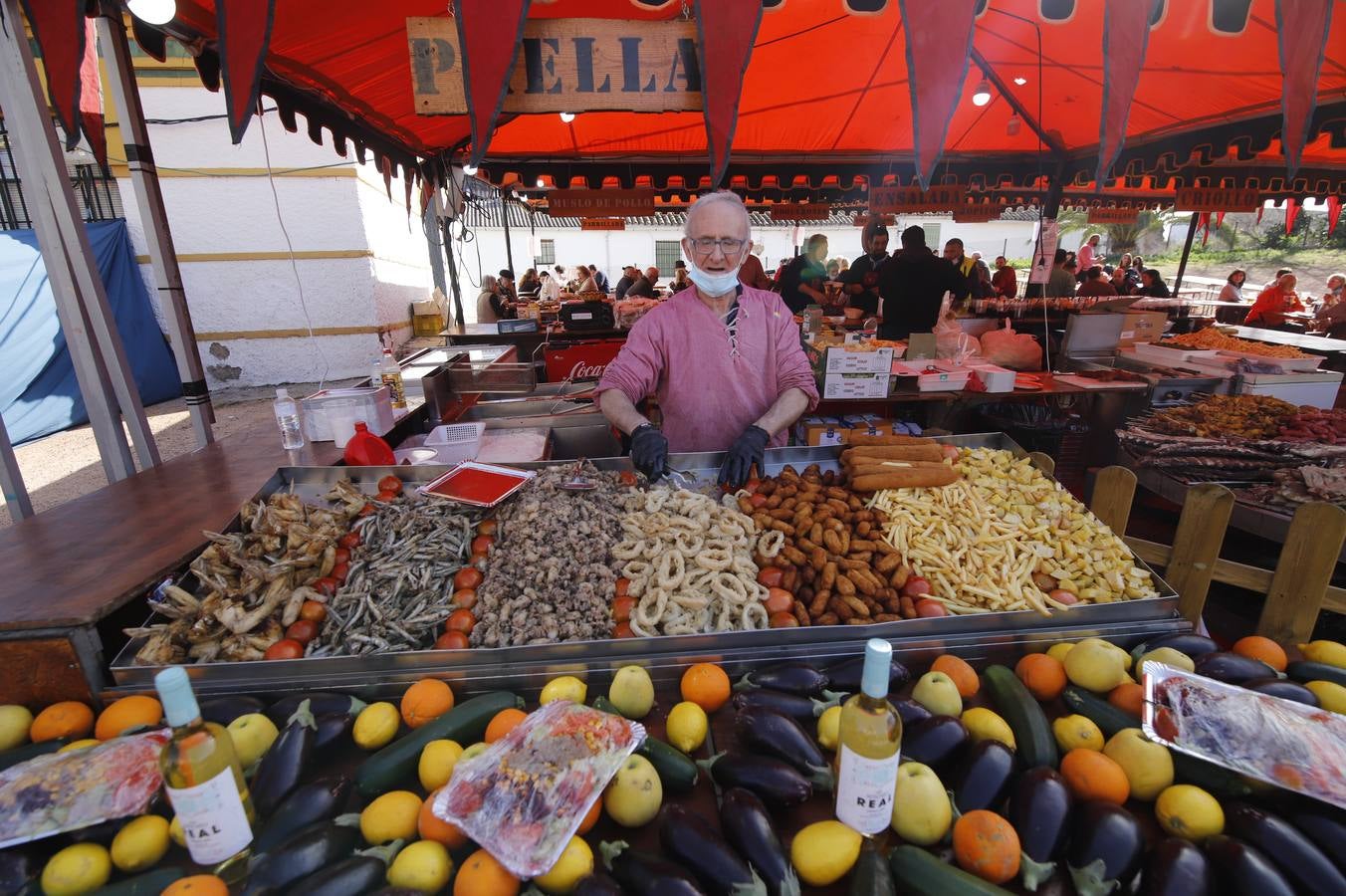 El público llena el Mercado Renacentista de Córdoba, en imágenes