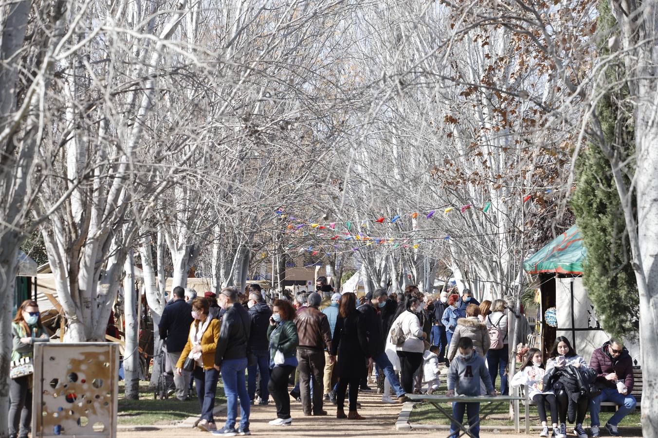 El público llena el Mercado Renacentista de Córdoba, en imágenes