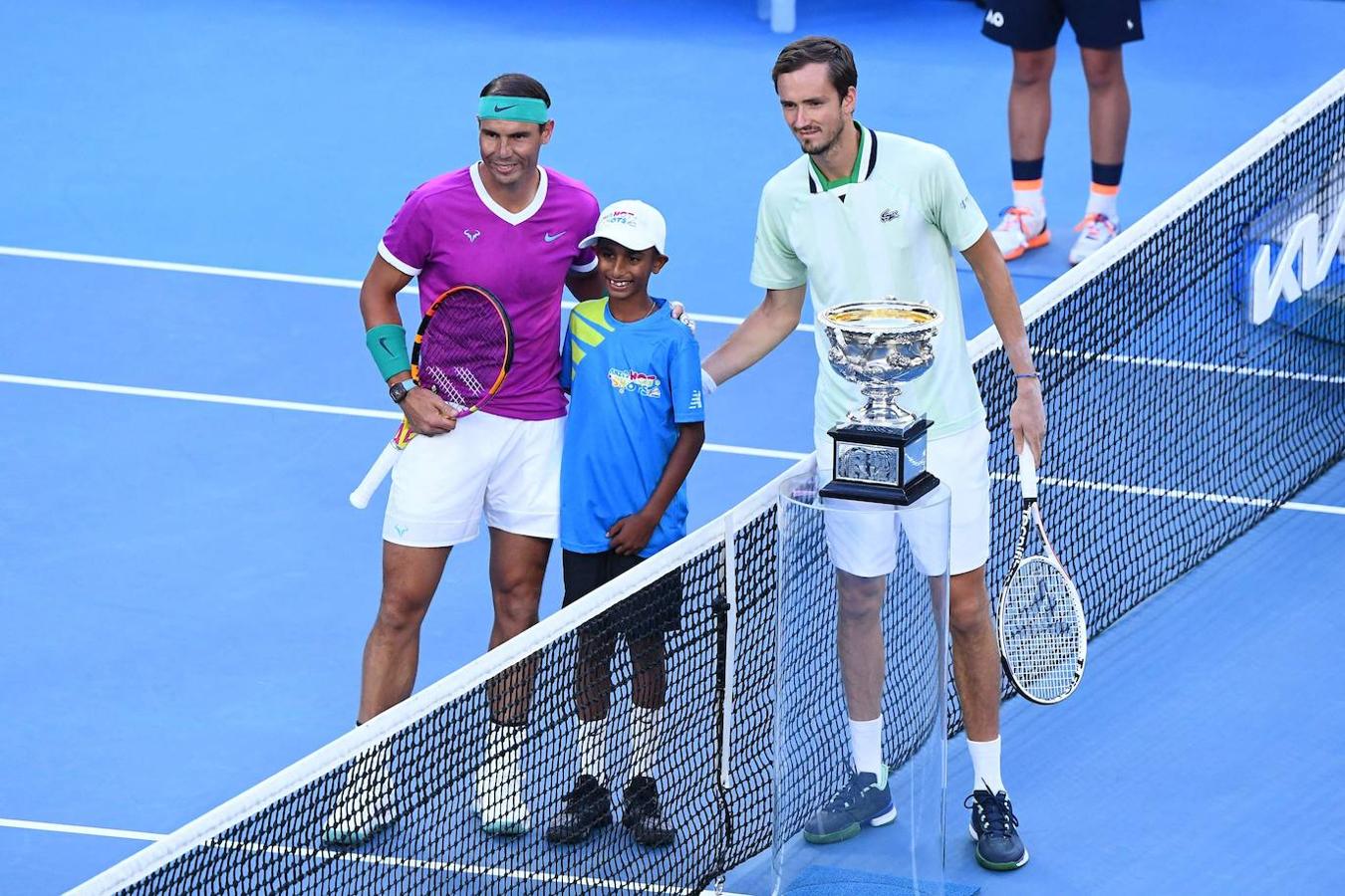 Nadal gana el Grand Slam de Australia. Nadal, junto al ruso Daniil Medvedev, antes de comenzar el partido