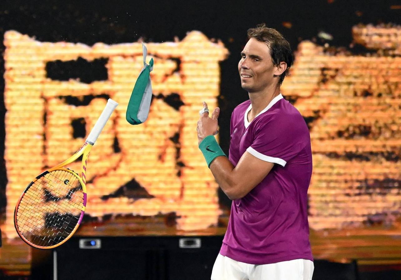 Nadal gana el Grand Slam de Australia. El tenista tira la raqueta tras vencer a su rival y conquistar su Grand Slam número 21