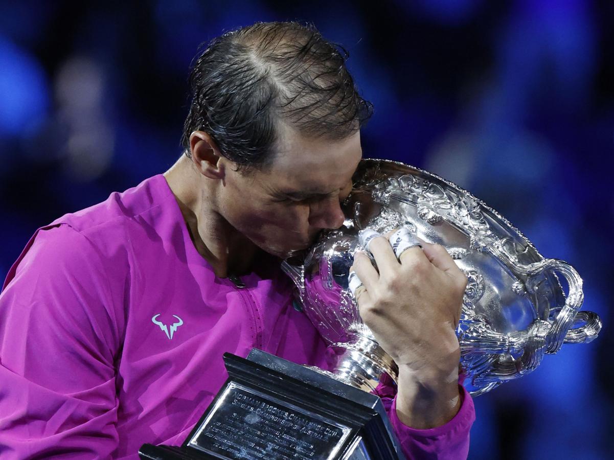 Nadal gana el Grand Slam de Australia. El deportista besa el trofeo que se lleva a casa tras cinco horas y media de partido