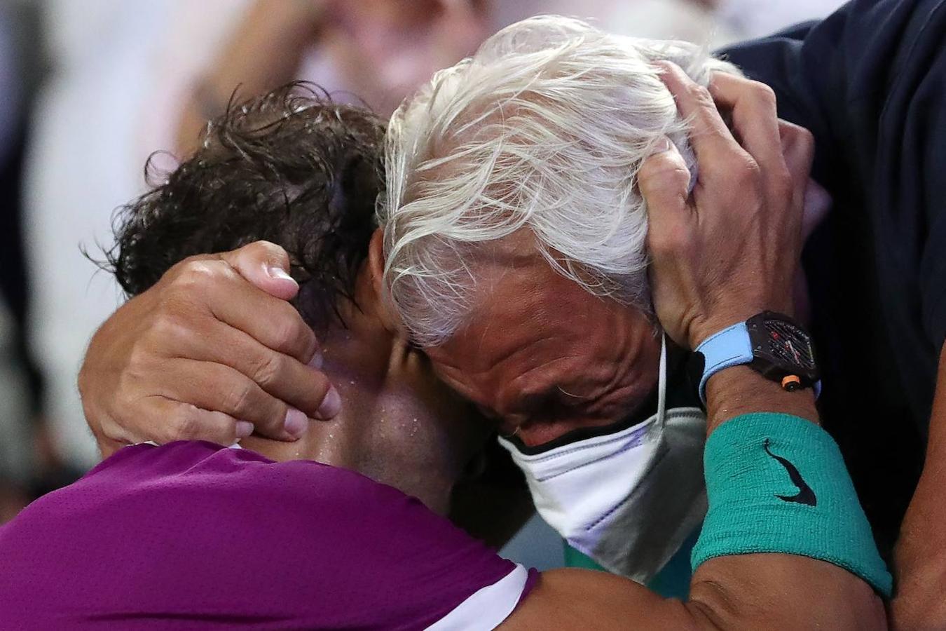 Nadal gana el Grand Slam de Australia. Nadal celebra el triunfo junto a su padre, Sebastián Nadal