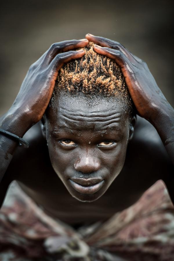 Mejor toma única en Portfolio de personas y sus historias: Trevor Cole, Irlanda. Nacido en Derry, Trevor Cole ha pasado la mayor parte de su vida fuera de los límites de Irlanda en lugares como Singapur, Italia, Brasil o Etiopía. La fotografía y los viajes son sus grandes pasiones y su trabajo se centra, principalmente, en la cultura y los paisajes con imágenes que reflejan un viaje espacial y temporal por la vida y que intentan transmitir la necesidad de vivir en un mundo más sostenible. En palabras de este autor, sus proyectos buscan convertir lo ordinario en extraordinario. Además, realiza viajes fotográficos por todo el mundo.