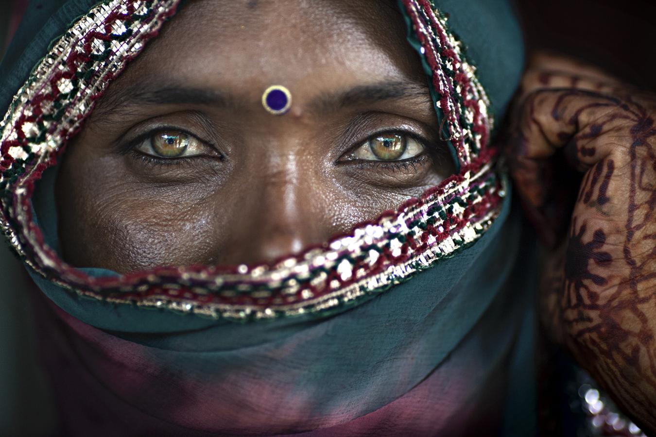 Mejor serie de 8 fotos: Alessandro Bergamini, Italia. Alessandro Bergamini comenzó con la fotografía desde muy joven usando la vieja cámara réflex de su padre y desde aquel momento no ha parado de capturar los mejores paisajes del globo terráqueo. En su trabajo se pueden apreciar, también, imágenes de culturas desconocidas en las que se mezclan, de forma extraordinaria, rostros, lugares y colores. Así, su trayectoria artística se caracteriza por captar la belleza de las miradas y los gestos. Su trabajo de postproducción es el resultado de una extensa investigación y experiencia para poder expresar plenamente la atmósfera que vive en sus viajes. En la actualidad, Bergamini se ha unido al prestigioso Great Photographic Travel Tram y acompaña a pequeños grupos de entusiastas fotógrafos en sus viajes.