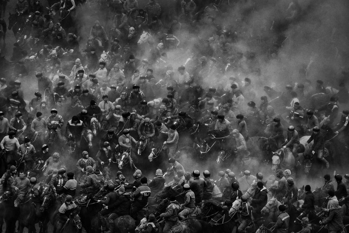 Mejor toma única en un portfolio de 8 fotos: Alain Schroeder, Bélgica. Alain Schroeder es fotoperiodista de profesión y lleva trabajando en la industria durante más de cuarenta años, primero como fotógrafo deportivo y después en artículos editoriales sobre arte, cultura e historia. En 1989 fundó la agencia de fotografía belga Reporters y en 2012 vendió sus acciones para dedicarse a viajar por el mundo filmando proyectos personales centrados en temas sociales e historias de gran interés humano, lo que le ha llevado a conseguir numerosos galardones. Su trabajo, pese a haber ganado en la categoría de una sola toma, cuenta historias a través de series de 10 a 15 imágenes.