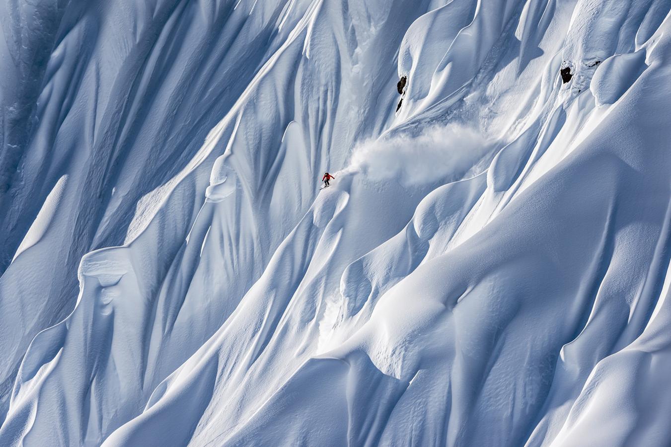 Mejor toma única en un portfolio de paisajes y aventuras: Pally Learmond, Reino Unido. Este fotógrafo inglés, que está asentado en Innsbruck (Austria), siente interés por la fotografía desde la adolescencia, pero no fue hasta que tuvo un accidente que frustró su carrera como freeskier cuando decidió estudiar fotografía y dedicarse a ello. Fue a partir de 2006 cuando comenzó de manera más profesional con esta disciplina y, como no podía ser de otra manera, su amor por la nieve y los deportes de invierno le llevó a centrarse casi exclusivamente en el freeski y el estilo de vida que rodea a este deporte extremo.