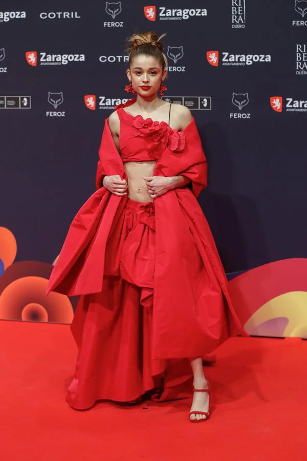 Berta Castañé, en la alfombra roja de los Premios Feroz 2022. La actriz escogió un conjunto de tres piezas en tono rojo amaranto diseñado por Hortensia Maeso en exclusiva para ella, que combinó con joyas de Fahoma.