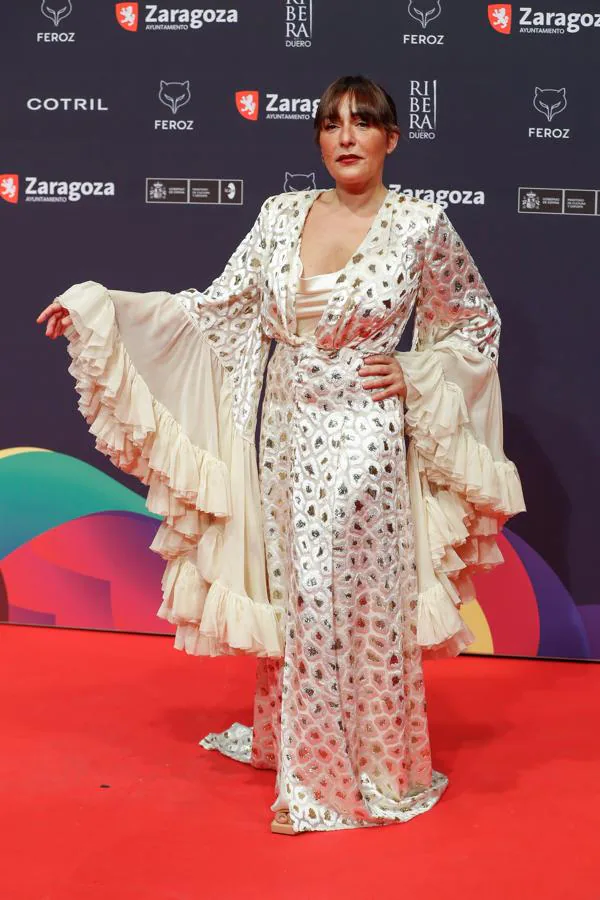 Candela Peña, en la alfombra roja de los Premios Feroz 2022. La actriz brilló con un look estampado con mangas XXL de Redondo Brand.