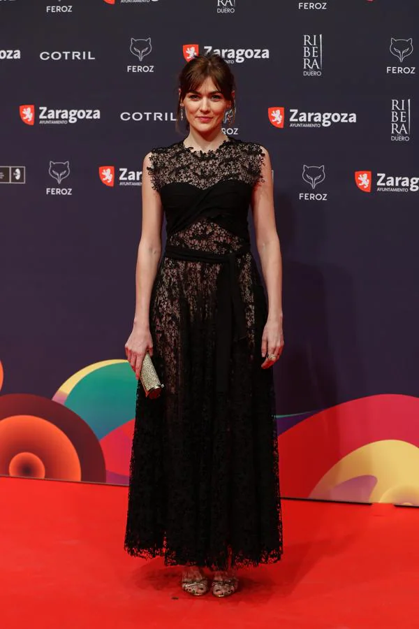 Marta Nieto, en la alfombra roja de los Premios Feroz 2022. Con vestido negro con transparencias de Giambattista Valli y joyas de Grassy.