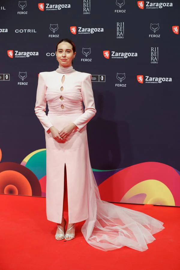 Paula Usero, en la alfombra roja de los Premios Feroz 2022. Con un vestido midi confeccionado en crepe rosa de Reguillo que combinó con joyas de Del Páramo Vintage y maquillaje de Pablo Macías para Dior Beauty.