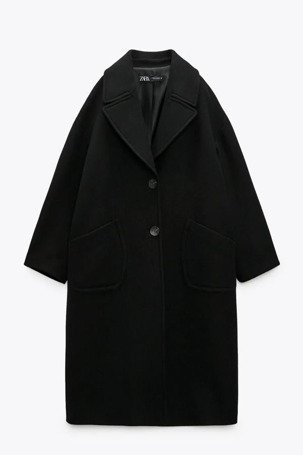 Zara - Abrigos negros inspirados en el de la Reina Letizia. Abrigo oversize realizado con varias mezclas de lana, cierre frontal y cuello solapa en manga larga, de Zara. Precio: 89,90€.