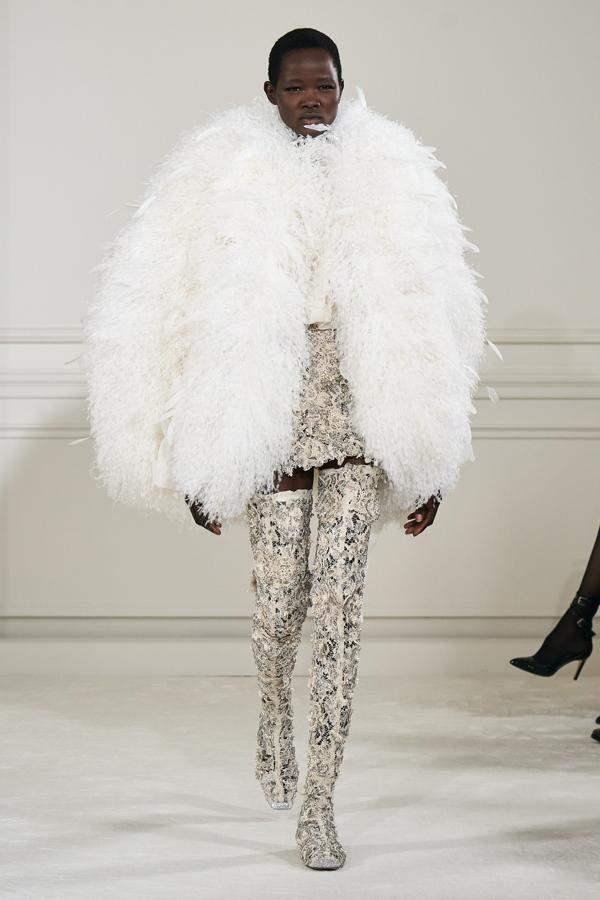 Valentino: abrigos de plumas. En la línea de abrigos, Valentino propone este diseño de plumas para novias que sin duda no pasarán desapercibidas.