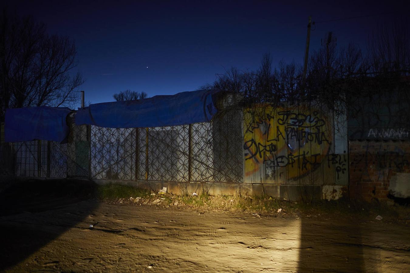 La oscuridad se cierne cada noche sobre el poblado de Las Sabinas, donde las únicas señales de vida son las luces que asoman de puertas y ventanas. 