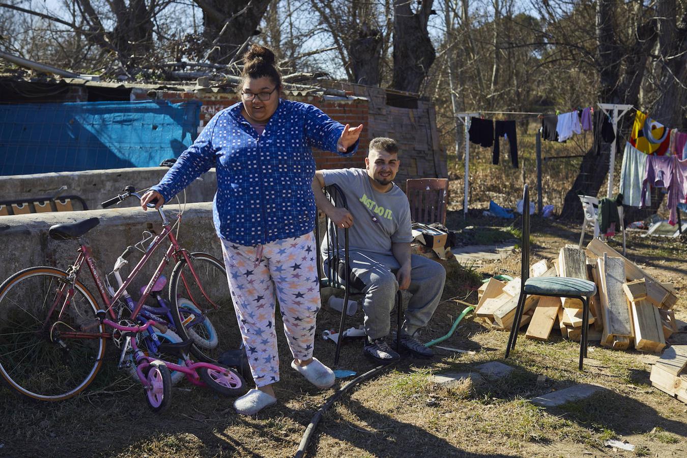 Raquel Navarro, una joven de 20 años que vive con su novio en una casita de ladrillo y techo de uralita en la ribera del río Guadarrama. 