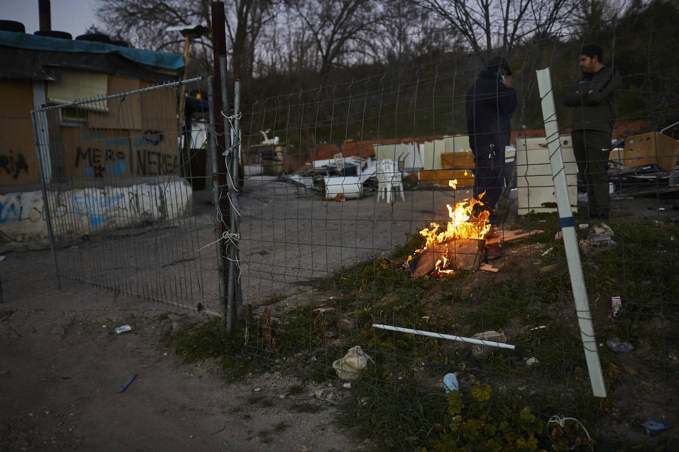 Un vecino de Las Sabinas, junto al fuego encendido en su parcela. 