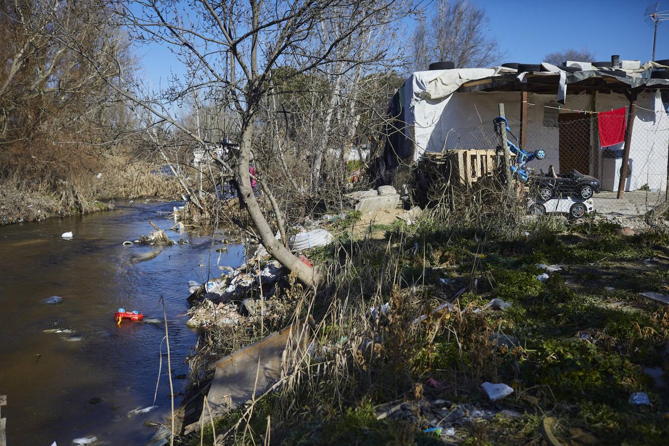 Los desperdicios que anegan el río Guadarrama junto al asentamiento chabolista de Las Sabinas, en el término municipal de Móstoles. 