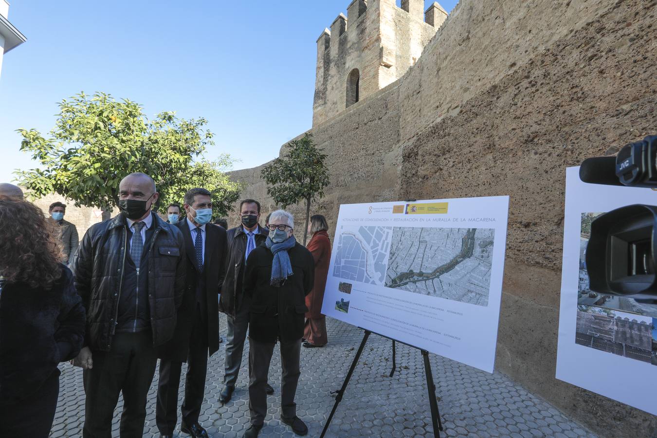 La muralla de la Macarena luce ya nueva imagen