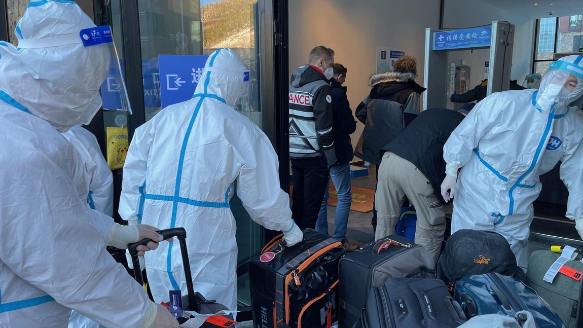 Al llegar al hotel, del que solo se puede salir en un transporte especial para acudir a las instalaciones olímpicas, todo el personal también va protegido con los monos blancos que ya se han convertido en el uniforme del coronavirus en China. 