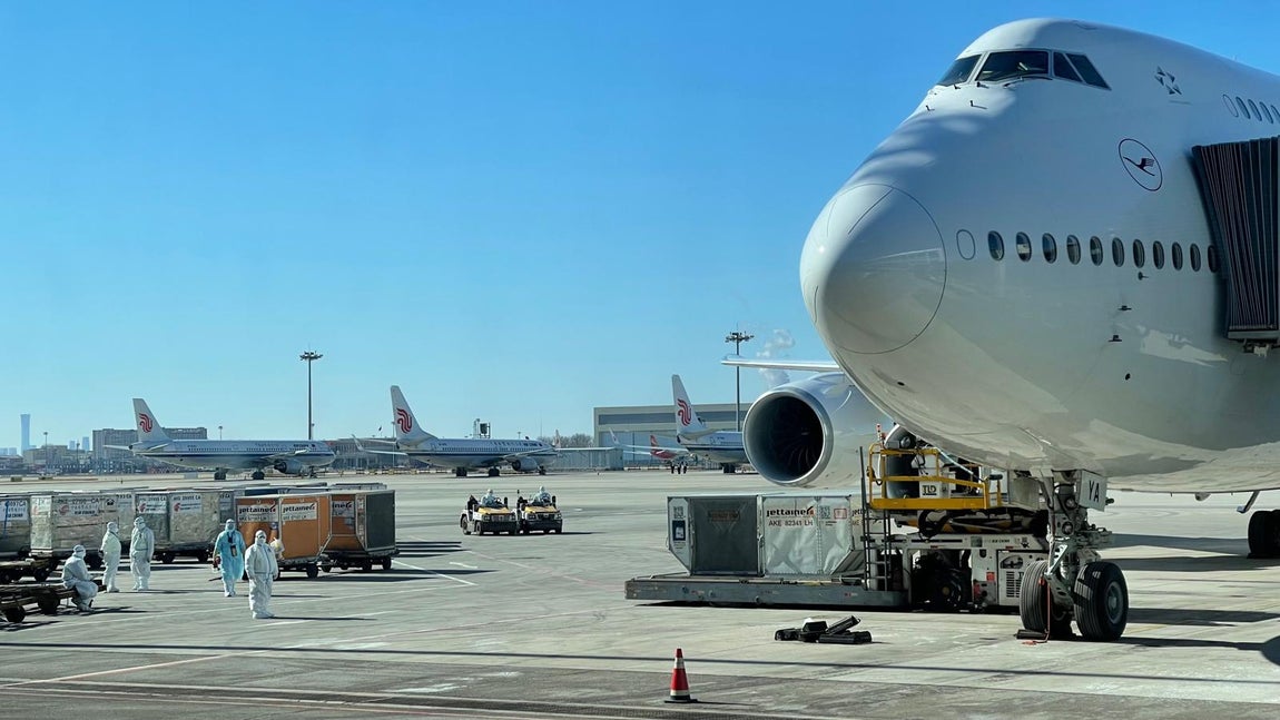 A pie de pista, los maleteros y empleados del aeropuerto también llevan monos especiales y desinfectan el equipaje para prevenir la posible entrada del coronavirus. 
