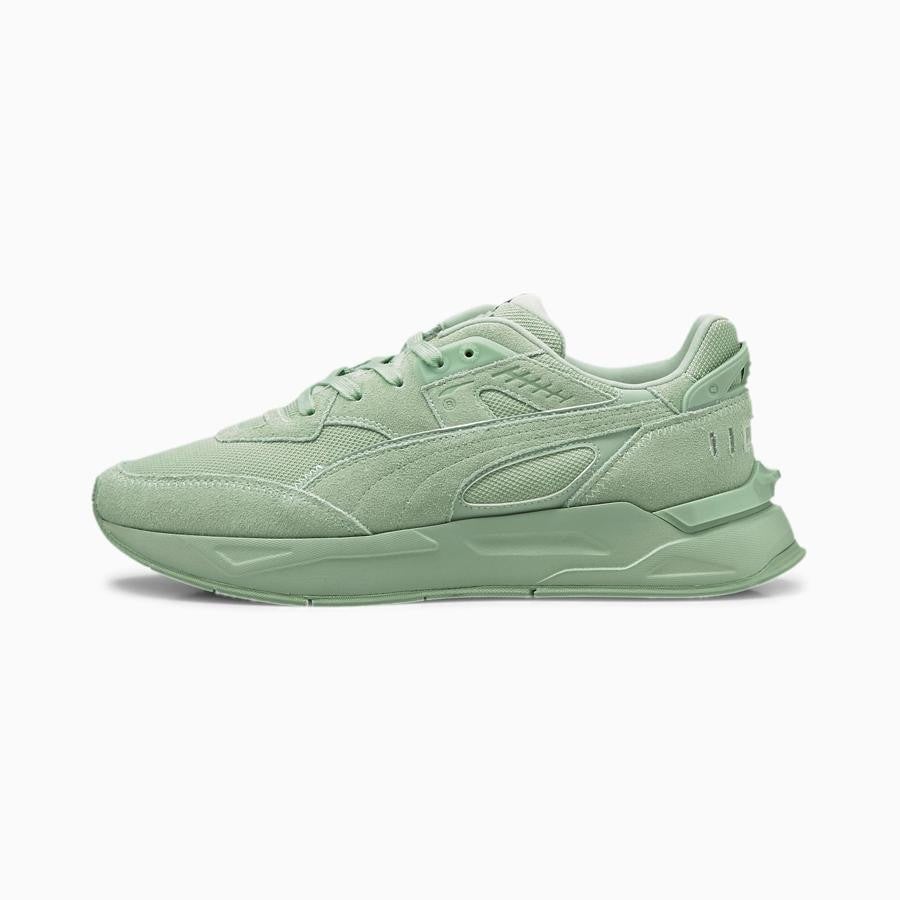 Puma - Prendas y accesorios para sucumbir al verde con estilo. Zapatillas modelo ‘Mirage’, de Puma. Con un color tonal integral, líneas desenfadadas y revestimientos, logran crear una simbiosis de estilo deportivo clásico y la moda urbana más rebelde. Precio: 74,95€.