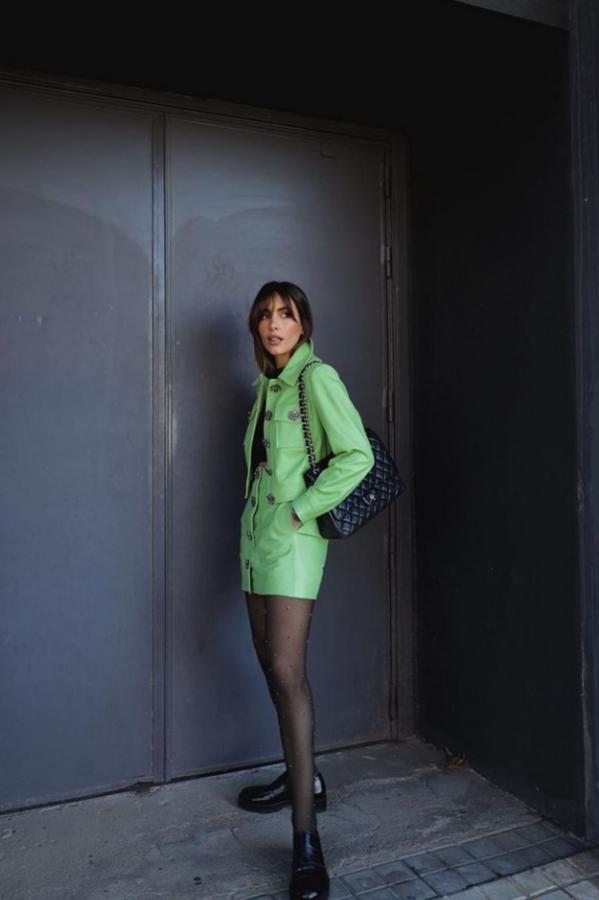 Verde, el tono de la temporada. Atrás quedó la idea de que con las bajas temperaturas se tenga que recurrir a los colores más oscuros de la paleta. De hecho, esta temporada se están viendo looks cargados de color donde si hay uno que destaca es el verde, una tonalidad que cada vez está más presente tanto en el Street Style como en las pasarelas. A diferencia de otros años en los que las variantes más discretas se hacían con el protagonismo, en esta ocasión cuanto más llamativo, mejor. Esmeralda, caqui, flúor, menta… Hay un verde para cada tipo de mujer.