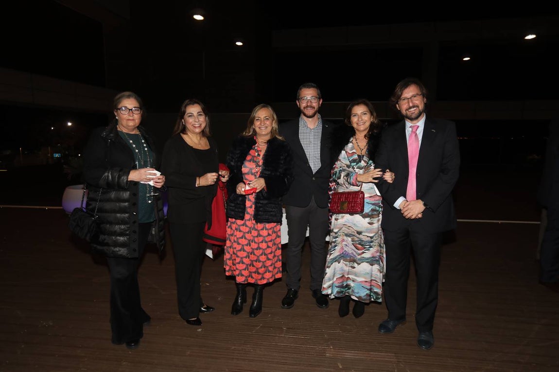 -Carmen Izquierdo, Rosario García, Carmen De Lara, Manuel Jesús Muñoz, María Angeles Rodríguez y Manolo Navarro. 