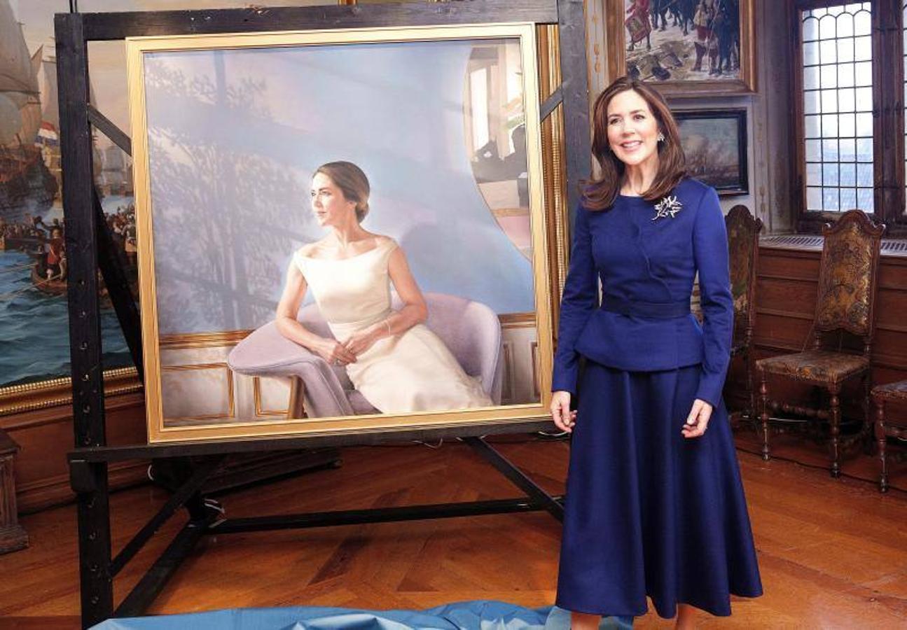 Un cuadro de un pintor español. La Princesa desvela un retrato de sí misma creado por el artista español Jesús Herrera durante la inauguración de la exposición 'SAR la Princesa María 1972 - 2022' en el Museo Nacional de Historia en el castillo de Frederiksborg, en Hilleroed, Dinamarca, el 3 de febrero de 2022.