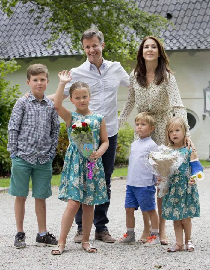 Una foto en familia. Junto al príncipe y sus hijos Cristián, Isabel, Josefina y Vicente