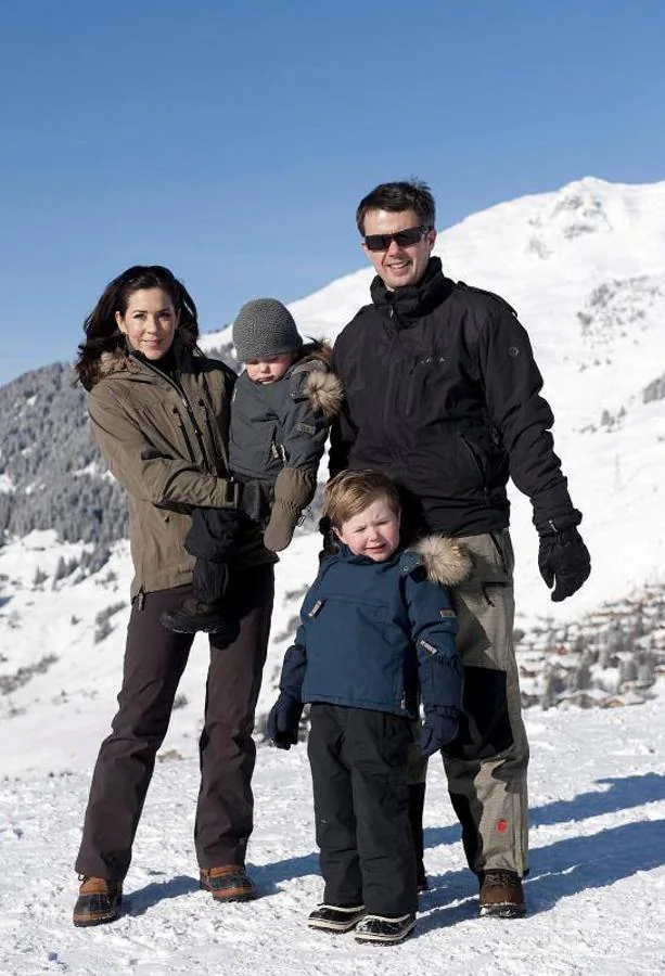 En la nieve en 2010. El príncipe heredero Federico de Dinamarca, y su mujer, la princesa Mary, posan con sus hijos Christian e Isabella, durante sus vacaciones en Verbier (Suiza), en una fotografía de archivo tomada el 1 de febrero de 2010.