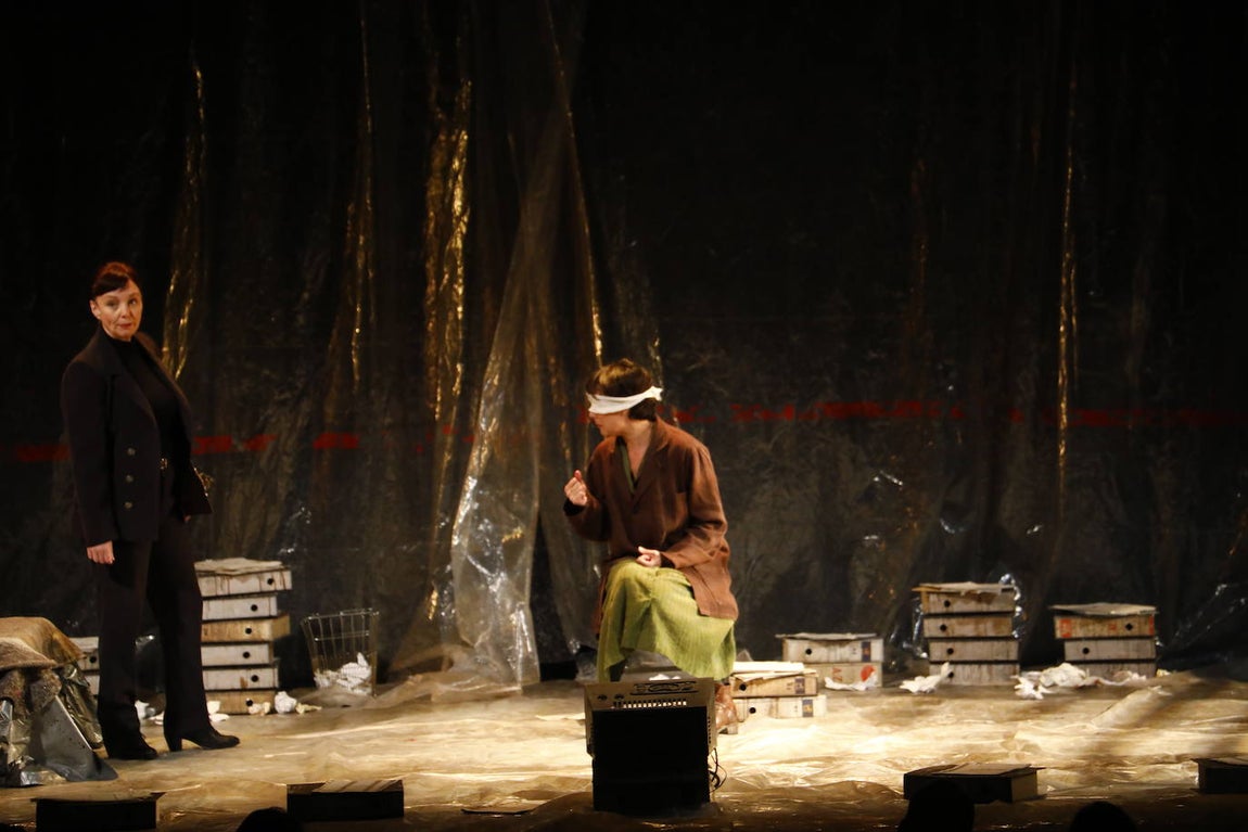 &#039;El hombre almohada&#039;, en el Gran Teatro de Córdoba, en imágenes