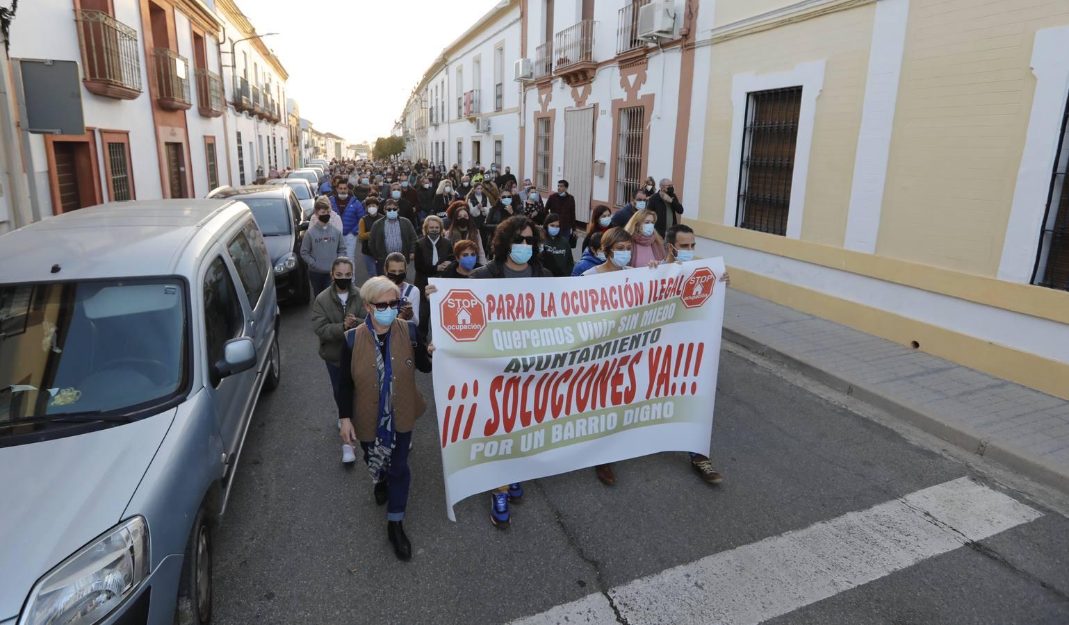 La manifestación en Pedro Abad contra los okupas, en imágenes