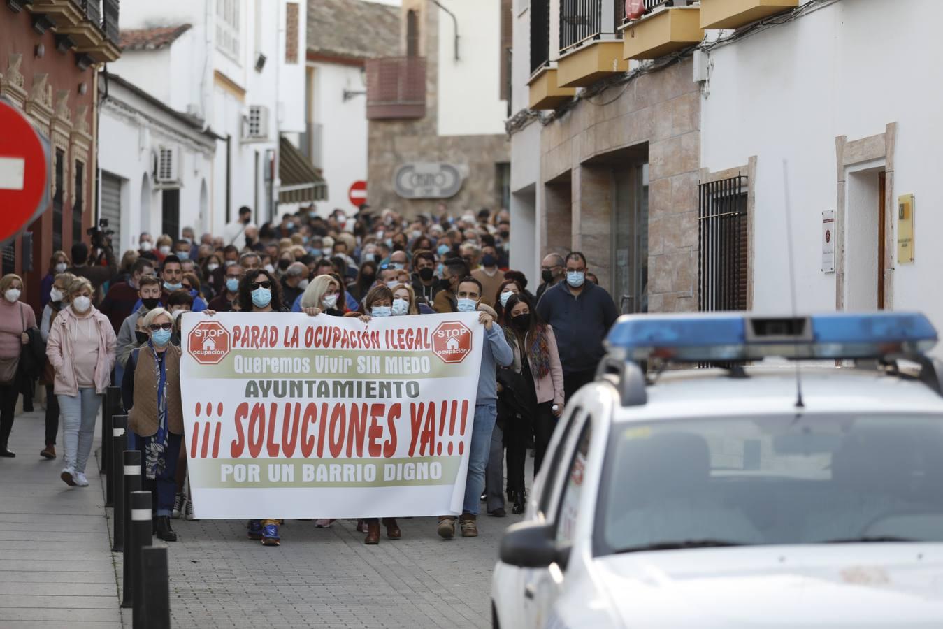 La manifestación en Pedro Abad contra los okupas, en imágenes