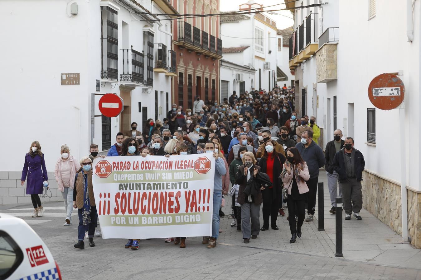 La manifestación en Pedro Abad contra los okupas, en imágenes