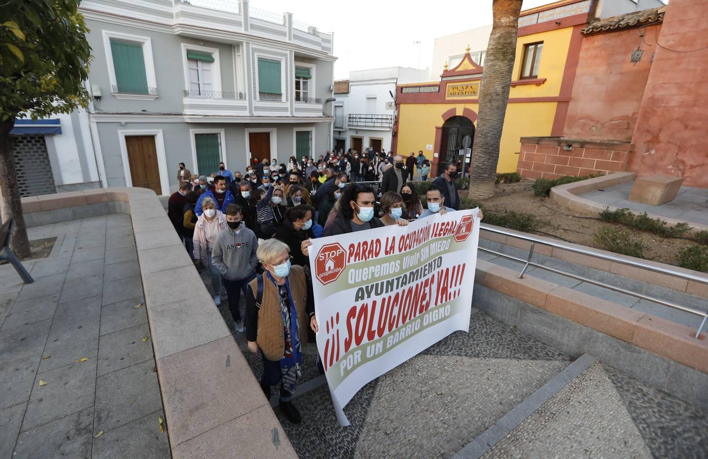 La manifestación en Pedro Abad contra los okupas, en imágenes