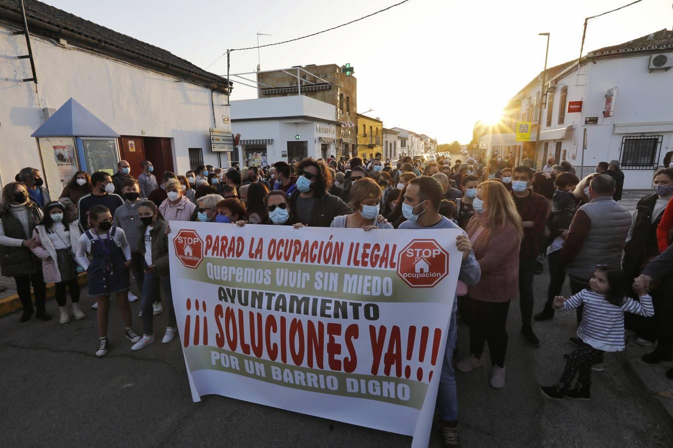 La manifestación en Pedro Abad contra los okupas, en imágenes