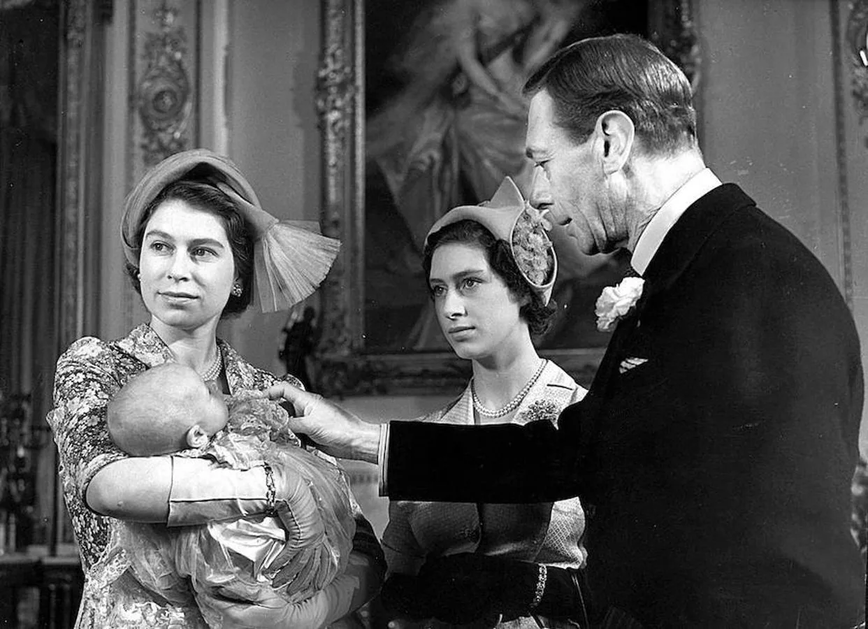 Carlos y Ana, sus primeros hijos, nacieron antes de su ascenso al trono, en 1948 y 1950, respectivamente. Después vinieron Andrés (1960) y Eduardo (1964). 