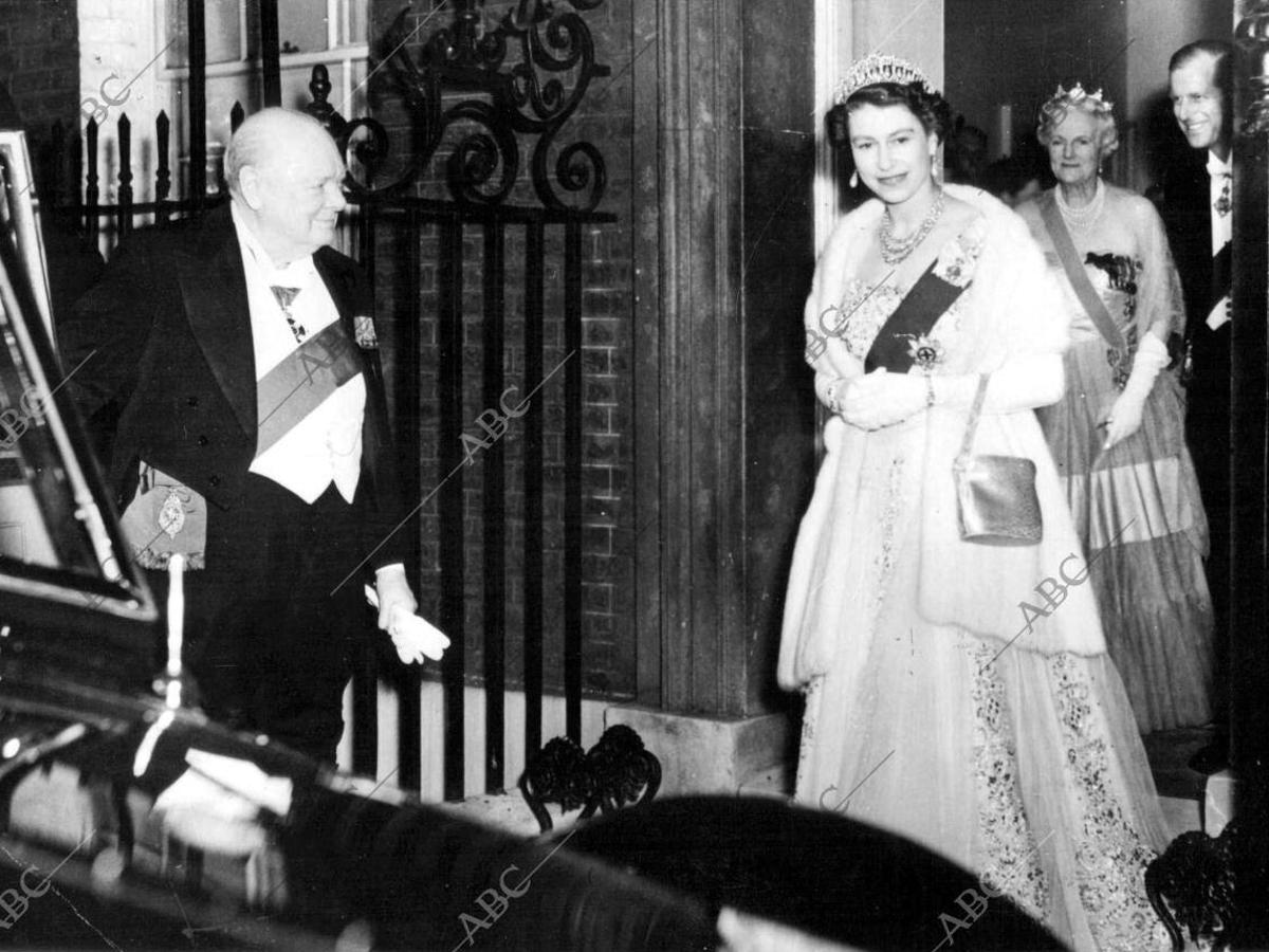 A lo largo de su reinado ha coincidido con seis papas y quince primeros ministros. En la foto, con Winston Churchill. 