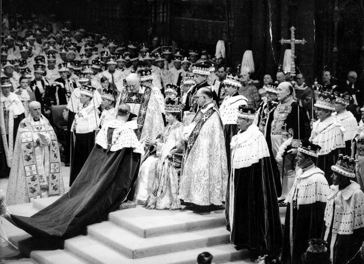 El 2 junio 1953 fue coronada en la Abadía de Westminster en una ceremonia oficiada por el arzobispo de Canterbury. 