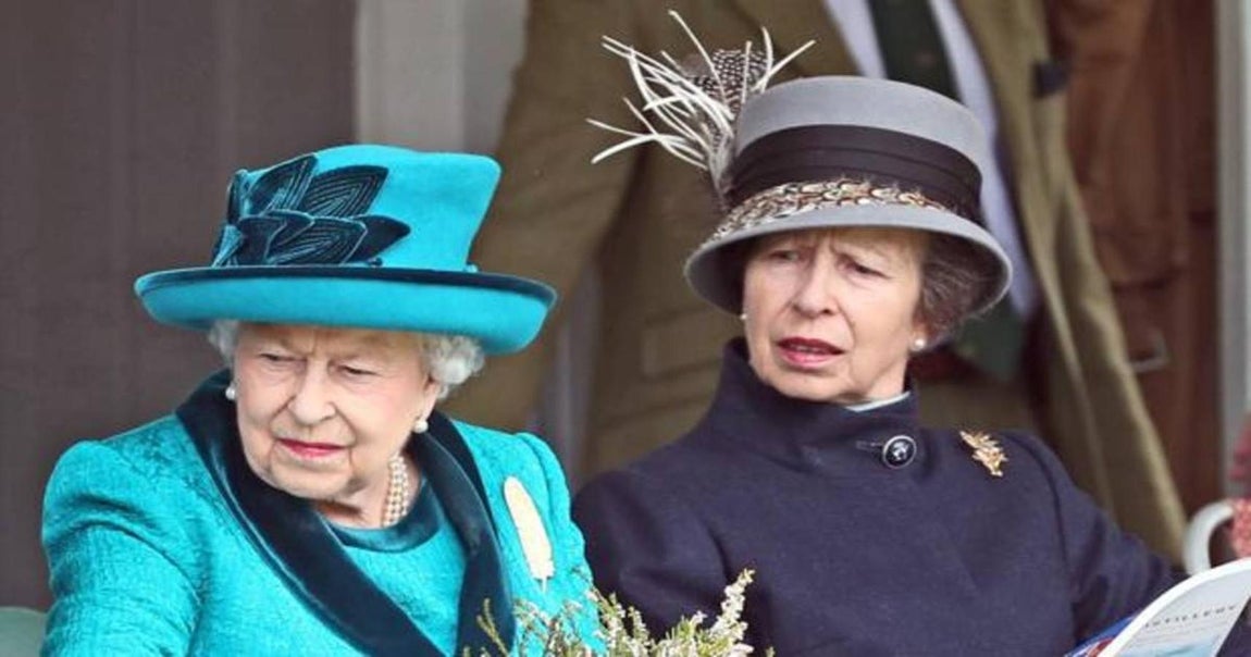 La Reina calificó 1992 como su «annus horribilis» tras la separación de los príncipes de Gales, de los duques de York y el divorcio de la princesa Ana. 